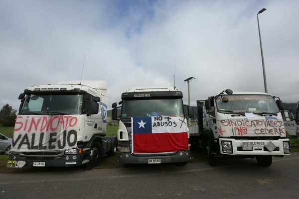 Cortes de vías en el primer día del paro camionero contra la violencia en Chile - MarketData