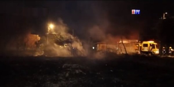 Incendio en basural casi consume viviendas en Luque | Noticias Paraguay