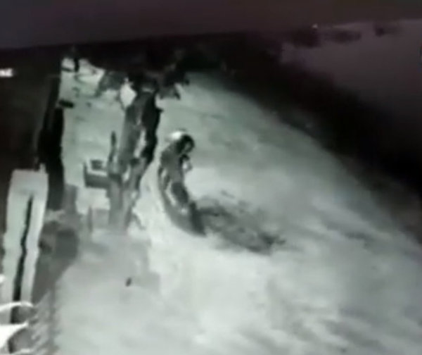 Fiscalía ordena captura del policía que agredió a su pareja