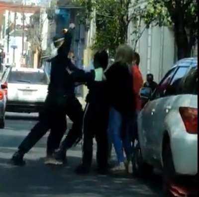 A trompadas se enfrentaron un hombre y un agente de PMT: Se aplicó la multa y el vehículo fue liberado » Ñanduti