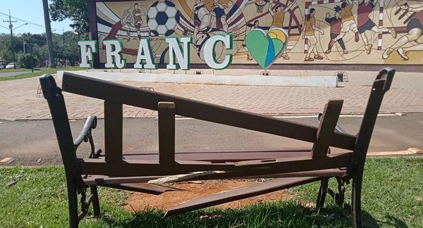 Vándalos destruyen parte de postal y bancos en Polideportivo de Franco
