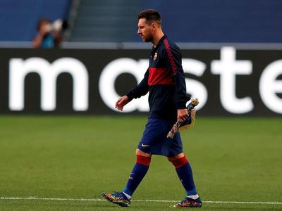 Desesperado intento por retener a Messi.