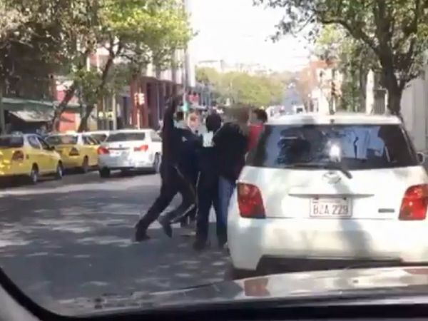 "Zorro" a los golpes con automovilista que se enojó porque le pusieron cepo