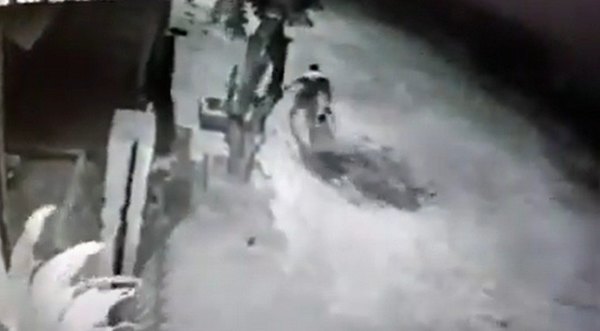 Crónica / (VIDEO) Arrastró de los pelos a su pareja por ndaje una "fantasía sexual"