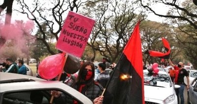 Caravana de hinchas en Rosario por la vuelta de Messi a Newell's