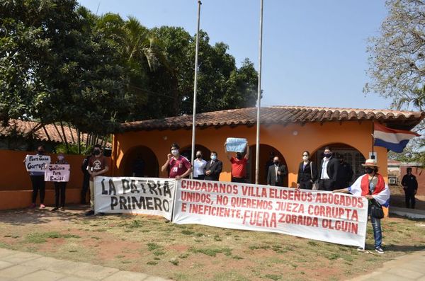 Cuestionada jueza de Paz denuncia a manifestantes - Nacionales - ABC Color