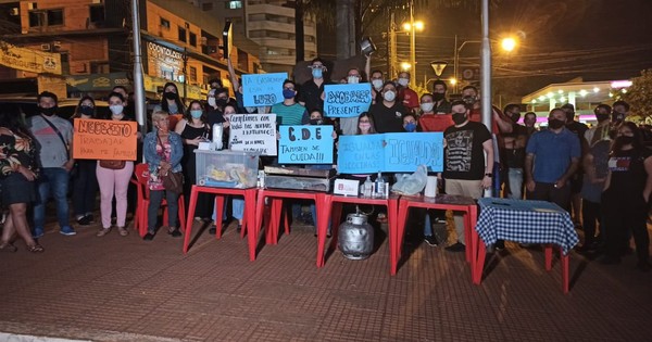 La Nación / Durante manifestación, miembros de “Asobares” de Alto Paraná piden trabajar igual que en Asunción