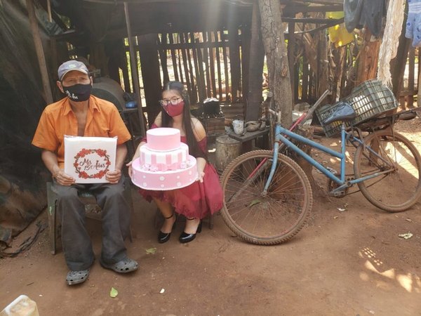 Crónica / Festejó sus 15 dando comida a los necesitados