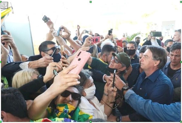 Crónica / Bolsonaro, sin tapabocas saludó a su gente en Foz