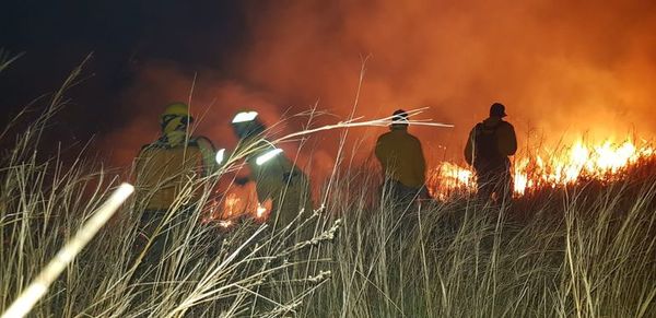 Bomberos sofocaron incendio que apeligró vivienda de ancianos - Nacionales - ABC Color