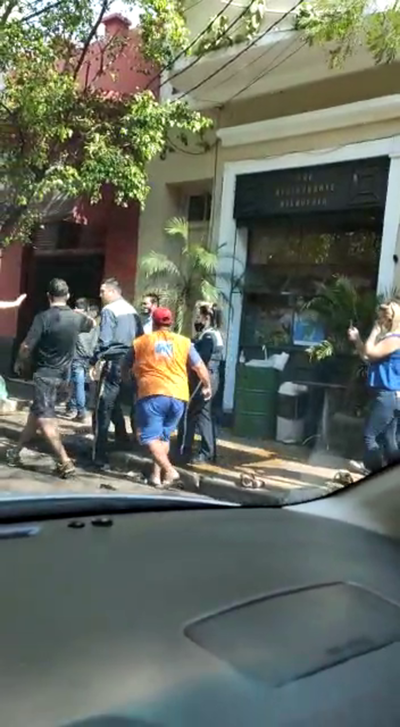 Agente de la PMT se toma a golpes con automovilista