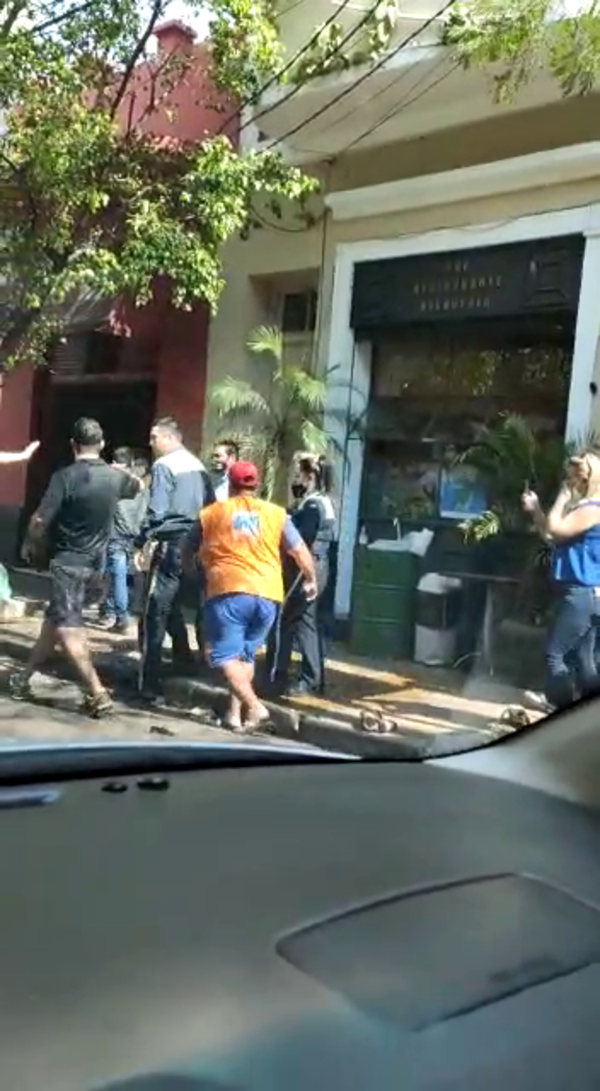 Agente de la PMT se toma a golpes con automovilista