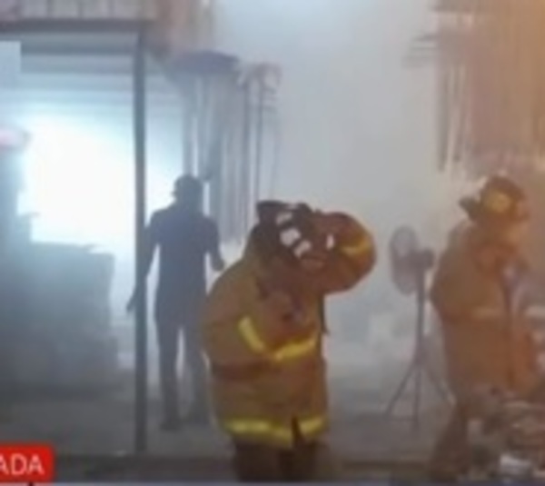 Explosión y principio de incendio en supermercado - Paraguay.com