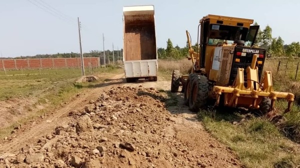 Reparan caminos vecinales en asentamientos - Noticiero Paraguay