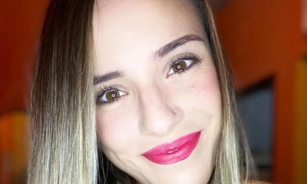 Le robaron un beso a Flo Benítez
