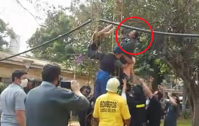 Mujer intentó lanzarse de una antena tras perder su trabajo - Noticiero Paraguay