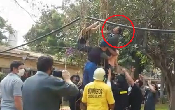 Mujer intentó lanzarse de una antena tras perder su trabajo - Noticiero Paraguay