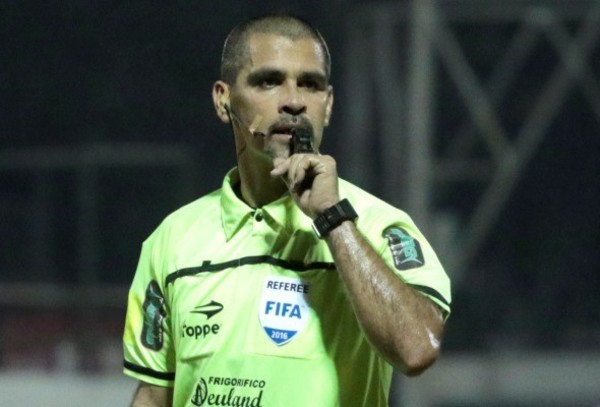 Eber Aquino, dueño del silbato en el clásico