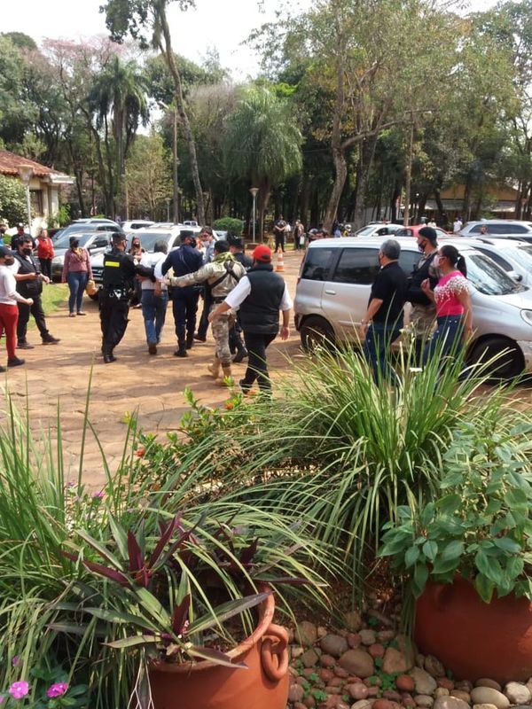 Dos detenidos por incitar a una exfuncionaria a subir una torre - ABC en el Este - ABC Color
