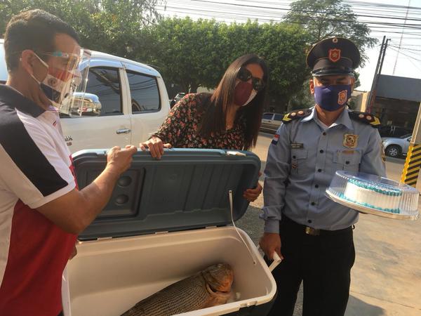 Entregan presente a efectivos de la Policía Nacional – Prensa 5