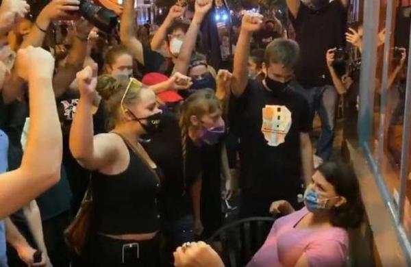 Manifestantes del 'Black Lives Matter' acosan a clientes de restaurantes - C9N