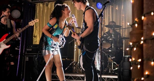 La Nación / “Julie and the phantoms”: nuevo musical del director de “High School Musical”