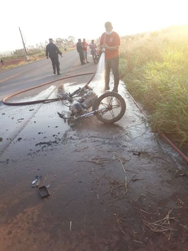 Dos motociclistas resultaron heridos tras embestir uno con el otro sobre la Ruta PY05 en Pedro Juan Caballero