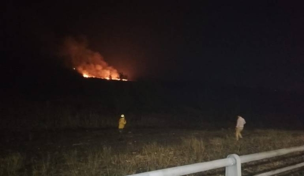 HOY / Más humo y fuego en Asunción: nuevo foco de incendio en zona de la Costanera