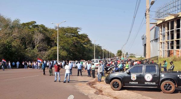 Cierran paso a camiones - Nacionales - ABC Color