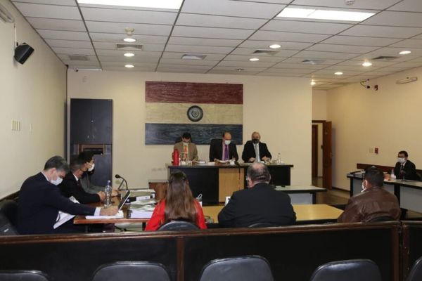 Condenan por estafa a "caseros de oro" de diputado