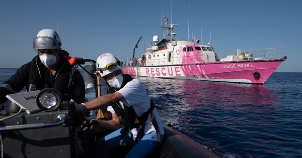 La Nación / Barco de Banksy en el Mediterráneo pide ayuda tras rescate masivo de migrantes