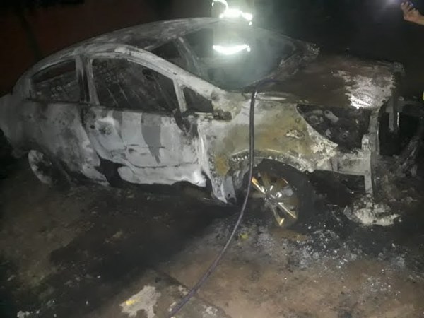 VEHÍCULO SE INCENDIÓ EN VIVIENDA DE CARMEN DEL PARANÁ