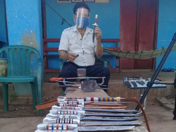 Artesano de 77 años elabora cuchillos "yva para"