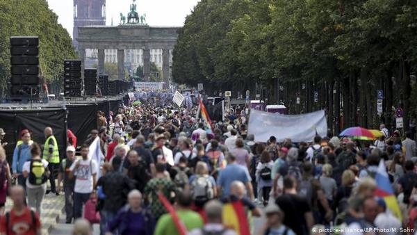 La Policía de Berlín disuelve la marcha contra restricciones por COVID » Ñanduti