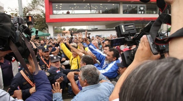 Taxistas imputados tras violenta manifestación
