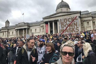 Cientos de británicos se manifiestan en Londres contra las medidas de Boris Johnson para controlar el coronavirus