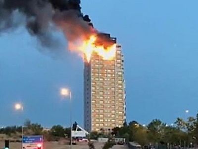Incendio devora los pisos superiores de una torre en Madrid