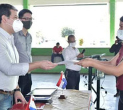 500 universitarios serán beneficiados con el desembolso de becas  - Paraguay.com