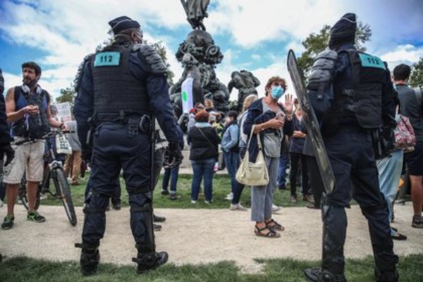 Cientos de personas se manifiestan en París contra el uso de tapabocas » Ñanduti
