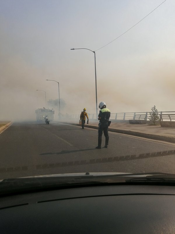 Bomberos urgen de insumos para seguir combatiendo el fuego en zona de la Costanera - Megacadena — Últimas Noticias de Paraguay