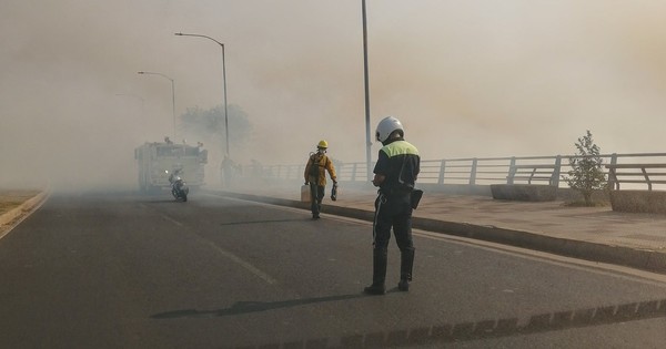 La Nación / Evitan que fuego alcance viviendas tras control de incendio en la Costanera