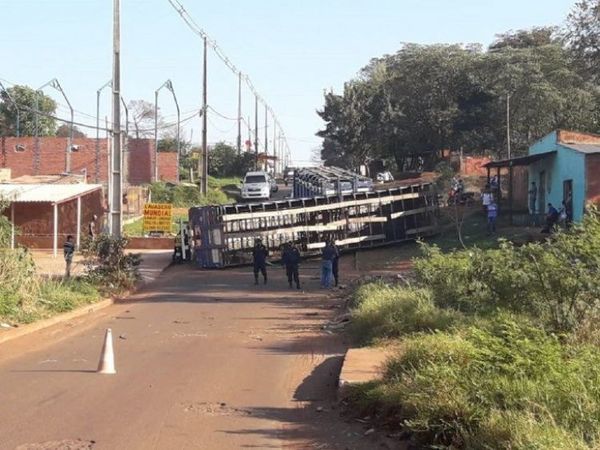 Camión vuelca con 46 ganados en Pedro Juan Caballero