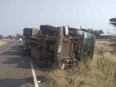 Camionero fallece al volcar rodado en Paraguarí