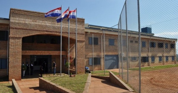 La Nación / Reemplazan al director de la cárcel de Misiones tras contagio de 19 guardias con el COVID-19