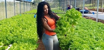 Crónica / Cuerona dejó la fama para cultivar lechugas