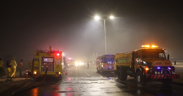 La Nación / Evitan que fuego alcance viviendas en la Costanera