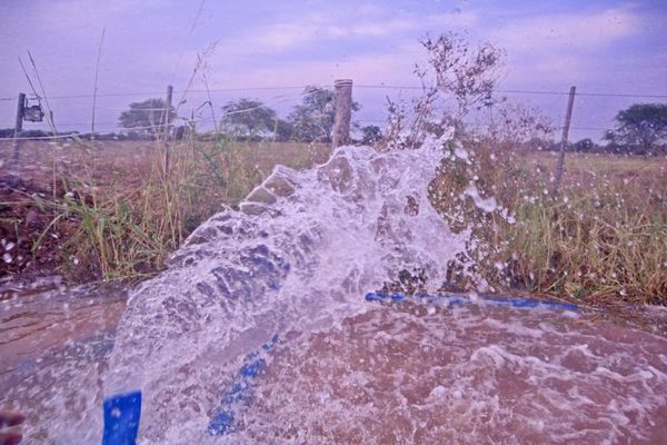 Inició distribución histórica de agua potable a 80.000 pobladores del Chaco
