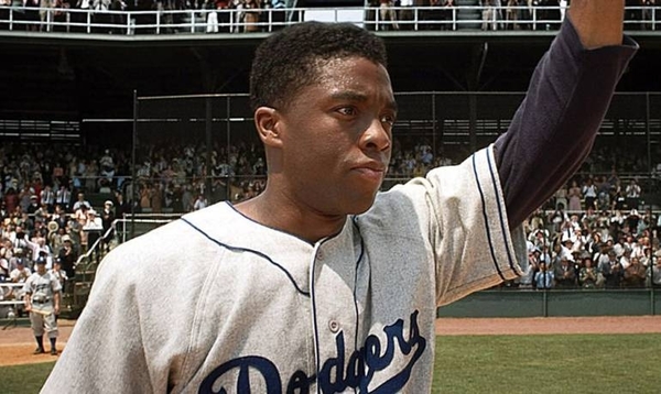 HOY / Luto en el béisbol por muerte de Boseman, quien interpretó a Jackie en "42"