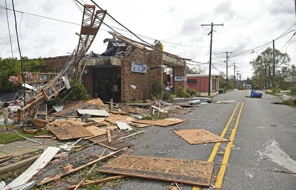 El huracán Laura dejó 15 muertos en EE.UU. y miles se quedan sin electricidad