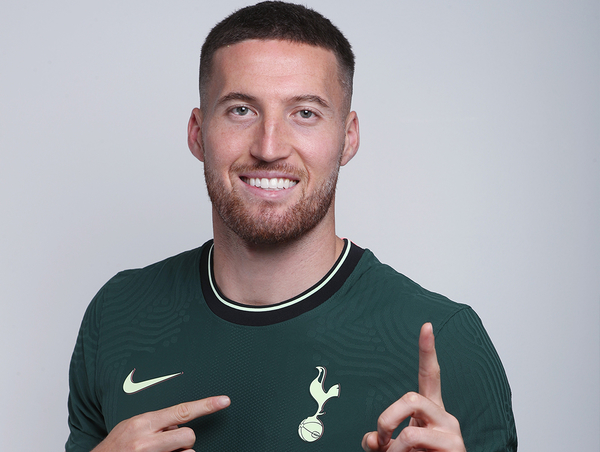 Tottenham presenta a Matt Doherty de una forma muy especial